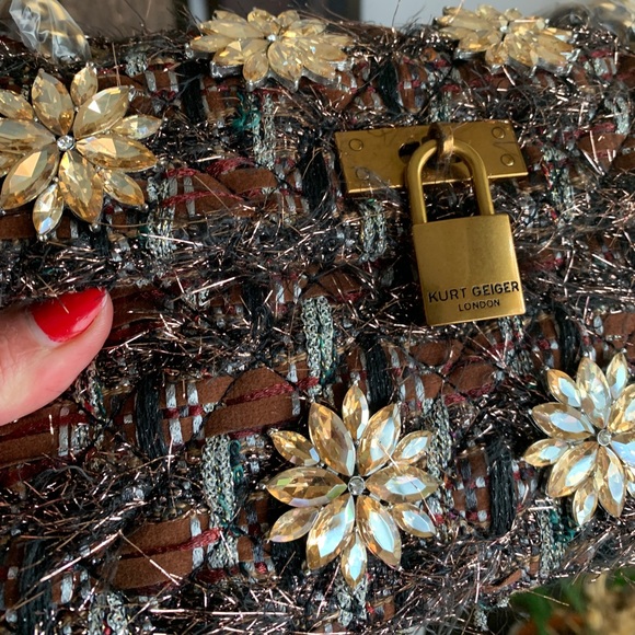 SOLD⛔️Authentic KURT GEIGER LONDON Tweed lock flowers crystal flap fringe Crosb - Picture 9 of 14
